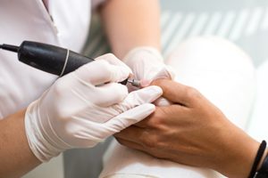 Fingernägel bearbeiten mit Nagelschleifgerät
